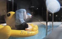 목덜미 잡힌거 왤케 웃김?