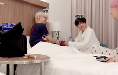 더보이즈도 컵라면 부숴 먹는구나..