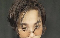 지민이 위버스 보는데