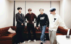 콘서트 뭔가 할 거 같아서 물어보는데