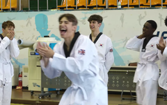 조쉬가 송판 못깨고 데굴데굴 구를때 애들 표정