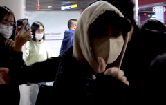 블랙핑크 리사 입국··· 깜찍한 눈웃음에 '심쿵'