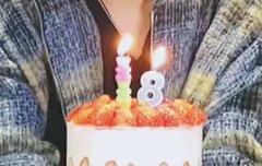 니키 케이크에 딸기만 먹음