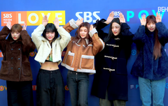 뉴진스, 완전체 출동 '겨울 잊게 만드는 미모'··· 'OMG'로 돌아온 소녀들