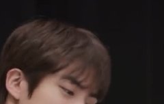 김석진 저렇게 조용히 웃는 거 볼 때마다