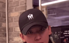 무사트 모자 쓴 덱스