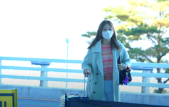 쯔위, 공항에 나타난 천사 '하트에 녹는다'