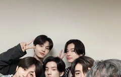 방금 단체사진 떴는데 희승이 머리색