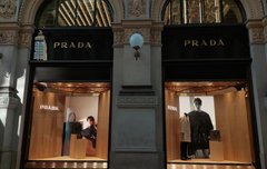 밀라노 프라다본점에 걸린 재현이!