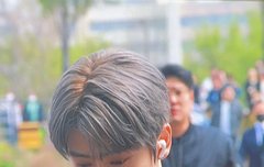 머리색이랑 옷색 괴리감