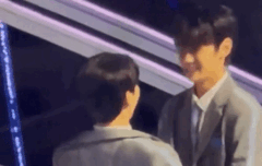 김규빈 얼굴이 작은걸까 성한빈 손이 큰걸까