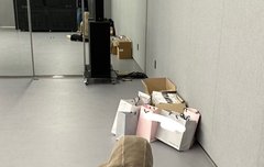 재현이 인스스 시향회 엽서 싸인하고 있었나보다