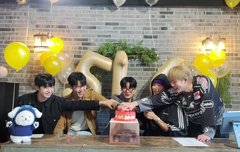 8주년 축하해요 몬군들