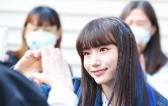 케플러 서영은 아름다운 미소를 가지고 있다