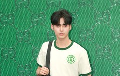 ㅈㄴ잘생겼는데 어정쩡한 저 팔이 너무 웃김