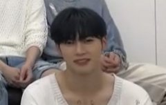 아 성한빈 뭐해 옷 여며