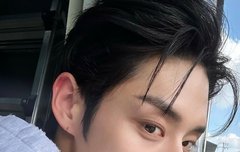 난 지웅이 빽빽한 이목구비에 청순 한스푼