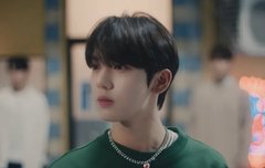 목걸이 치우랬더니