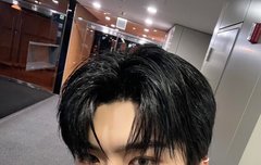 얘들아 건욱이 컬러렌즈꼈다!!!