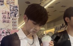 폰 들고 있는 장하오