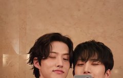 폴드 거울셀카 잘 나오네