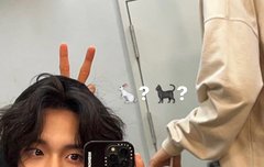 원빈이 머리 위에 손가락 앤톤이지ㅋㅋㅋ