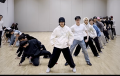 세븐틴 정한 옷 정보 알려주세요ㅠㅠ