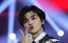 폭룡적 무대에 깜찍한 마이크