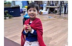 아기 귀여워하는 아기