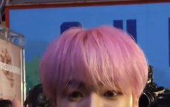 오리입술 내밀며 뒤로 가달라는 혁쿤