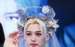 필릭스 너무 비현실 적이게 생기지 않았냐