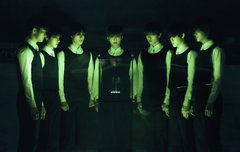 어 다 나비보는데  제노만 우리보는건가 ?