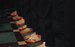 선을 밟고 있는 사람과 칸을 밟고 있는 사람