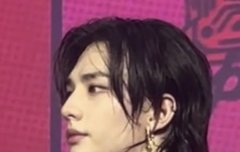 현진이는 옆태가 진짜 미쳤지 않아?