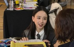 동료들과 얘기하는 손연재