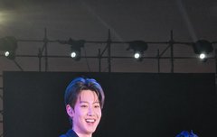 이분도 성형수술이 필요해요.