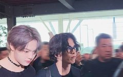 도영 옆에 누구예요?