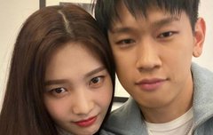 크러쉬, '4년 열애' 조이 여동생 축가 불렀다... 결별설 불식