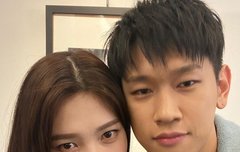 크러쉬, 신효섭 조이 박수영 여동생 결혼식서 축가 불렀다... 변함없는 열애 중