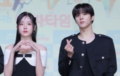 '곰신' 강나언, ❤️김우석과 눈 마주쳤나? 한참 늦은 '제발회' B컷 속 밝은 미소 [MD스타]