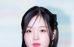 [T포토] 김우석과 열애인정 강나언, '하트도 잘해요'