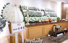 [MD포토] 故 이순재 빈소를 놓여진 이재명 대통령의 근조화환