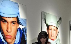 “여정의 시작을 함께하며”…크러쉬 조이, 도심 속 겨울 전시→카리스마 포즈