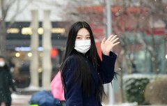 [T포토] 크러쉬 조이 '눈 오는 출근길'