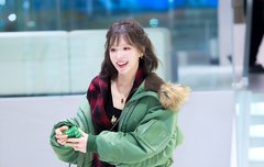 [HD포토] 레드벨벳 웬디, ‘크리스마스 깔맞춤 코디로 출근하는 크리스마스 좋아 가나디’ (웬디의 영스트리트 출근길)