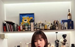 '크러쉬' 조이, 시스루 입고 크리스마스 데이트…뼈말라 몸매 자신감