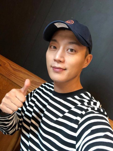 m non a fan of Highlight only I was shocked when I saw Yoon Dujun [enter-talk] WAS YOON DUJUN ALWAYS THIS HANDSOME?