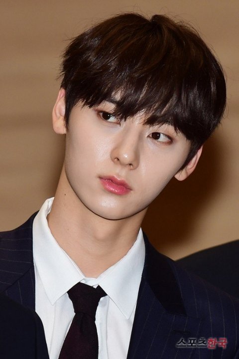 m then dumbfounded at how perfect he is that I [enter-talk] HOW COME HWANG MINHYUN HAS EVERYTHING GIRLS LIKE?