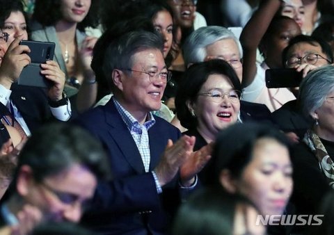 They took a movie alongside president Moon Jaein together with his married adult woman [enter-talk] WOW BANGTAN IS CRAZY