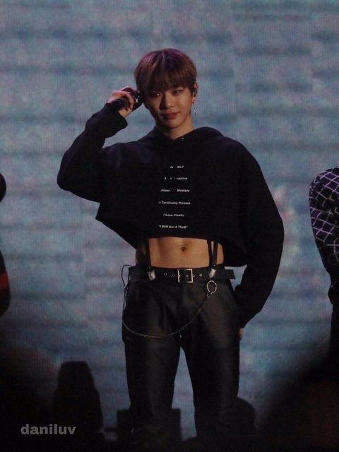 [PANN] Wanna One konserinde göbeği açık giyinen Kang Daniel